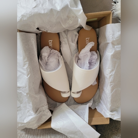 Bar III size 9.5 white studded sandals. NIB w tags - Picture 4 of 4